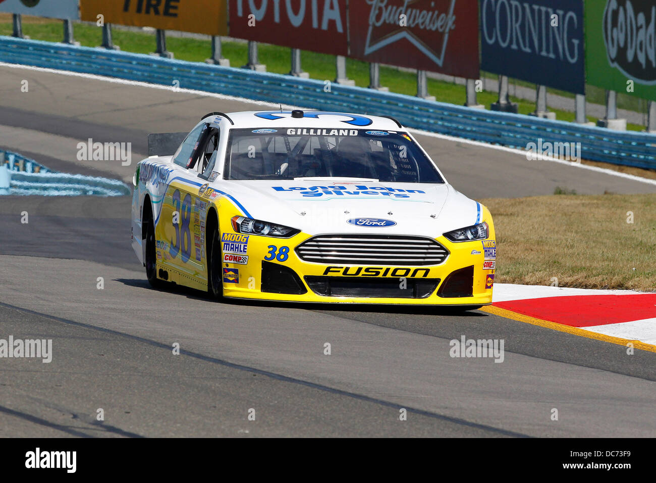 Watkins Glen, NY, USA. 10 août, 2013. Watkins Glen, NY - Aug 10, 2013 : David Gilliland (38) va commencer le 21e pour Cheez-It 355 au Glen course sur le Watkins Glen International, à Watkins Glen, NEW YORK. Credit : csm/Alamy Live News Banque D'Images