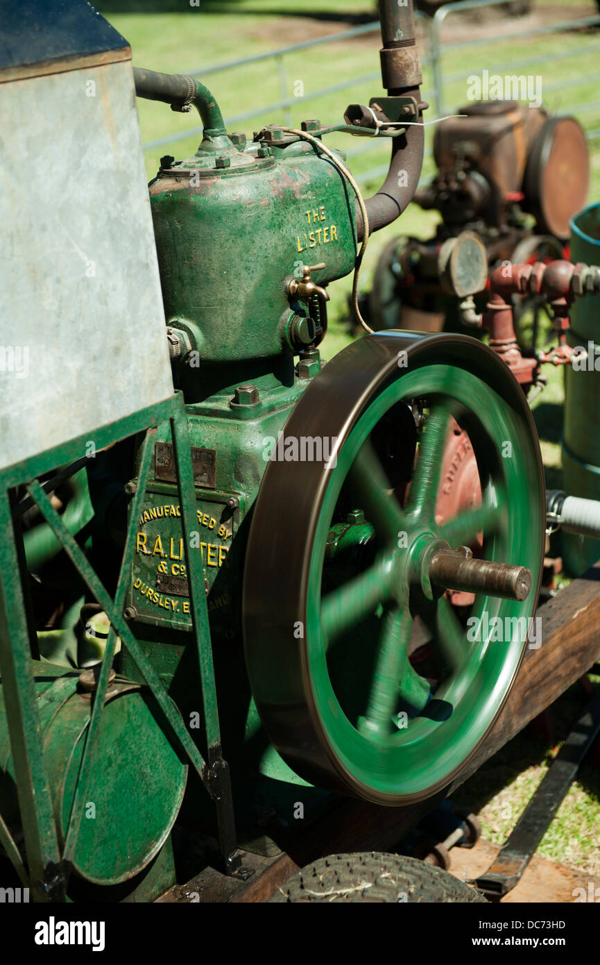 6 anciens Type L hp du moteur à l'arrêt Lister en fonctionnement Banque D'Images