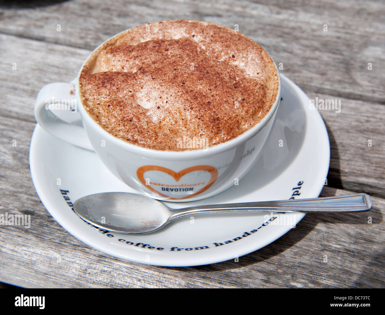 Tasse de cappuccino avec soucoupe et cuillère à café Banque D'Images