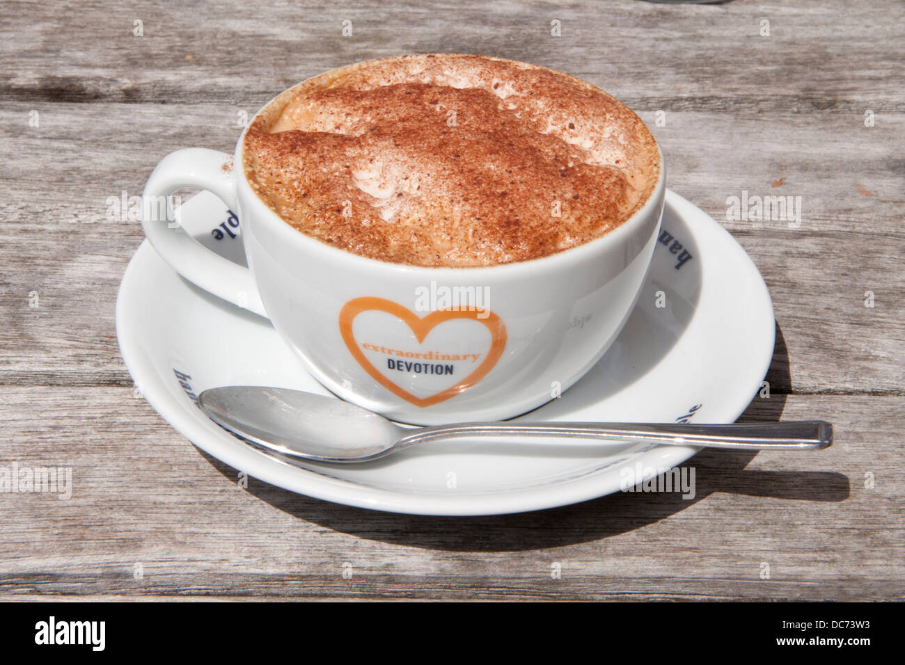 Tasse de cappuccino avec soucoupe et cuillère à café Banque D'Images