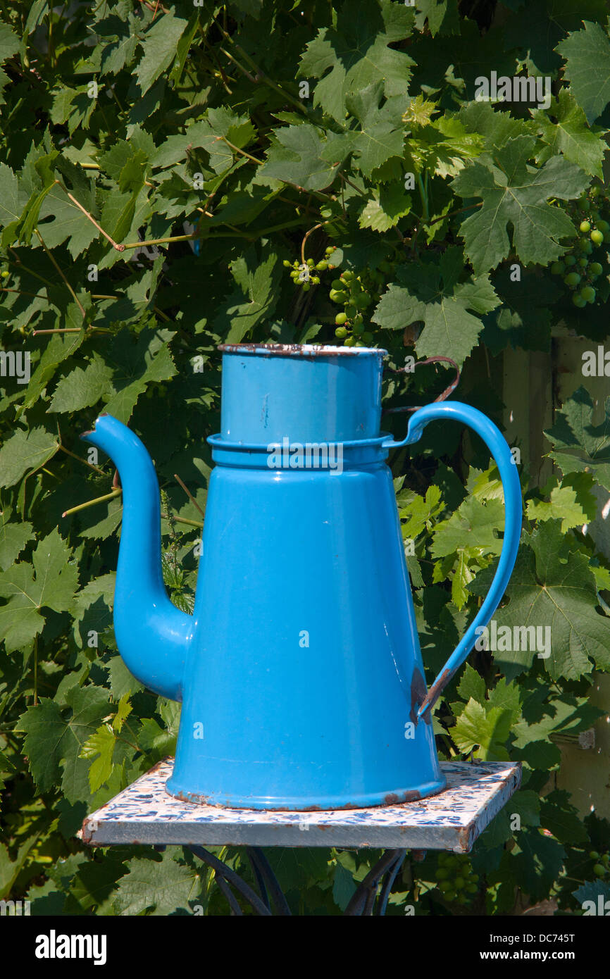 Madame la cafetière en émail bleu Banque D'Images