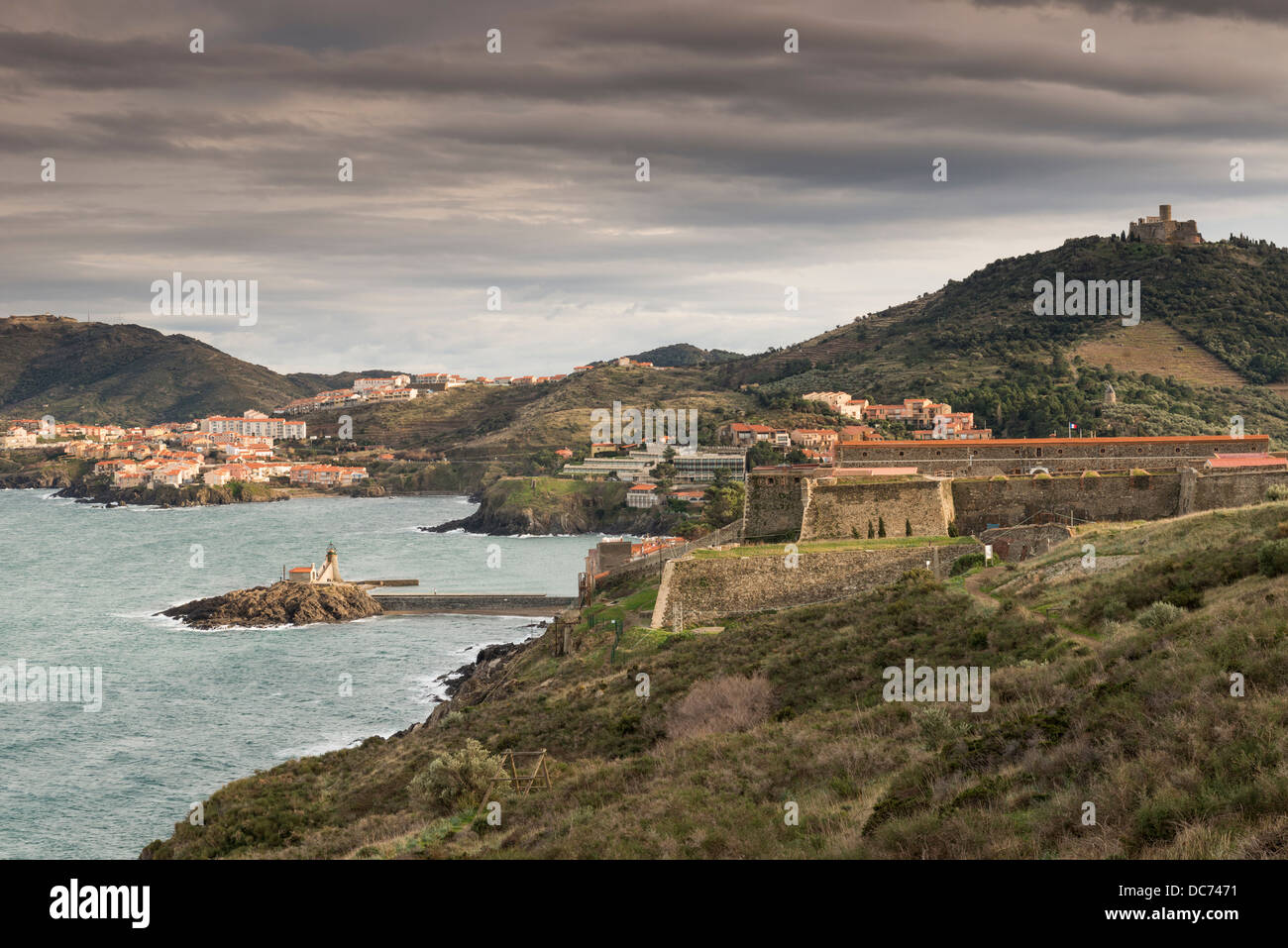 Vue éloignée sur la côte de Collioure, Pyrénées Orientales, Roussillon, France. Banque D'Images