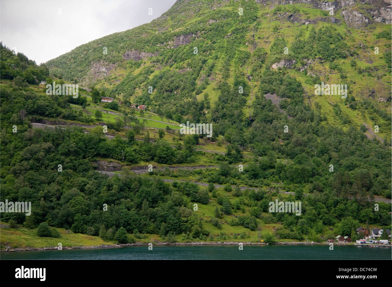 Le fjord de Geiranger topographie le long de la côte ouest de la Norvège est le plus connu du pays pittoresque. Banque D'Images