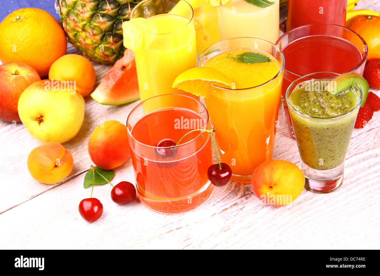 Le jus de cerise, abricot, kiwi, pastèque et orange, vue du dessus Banque D'Images