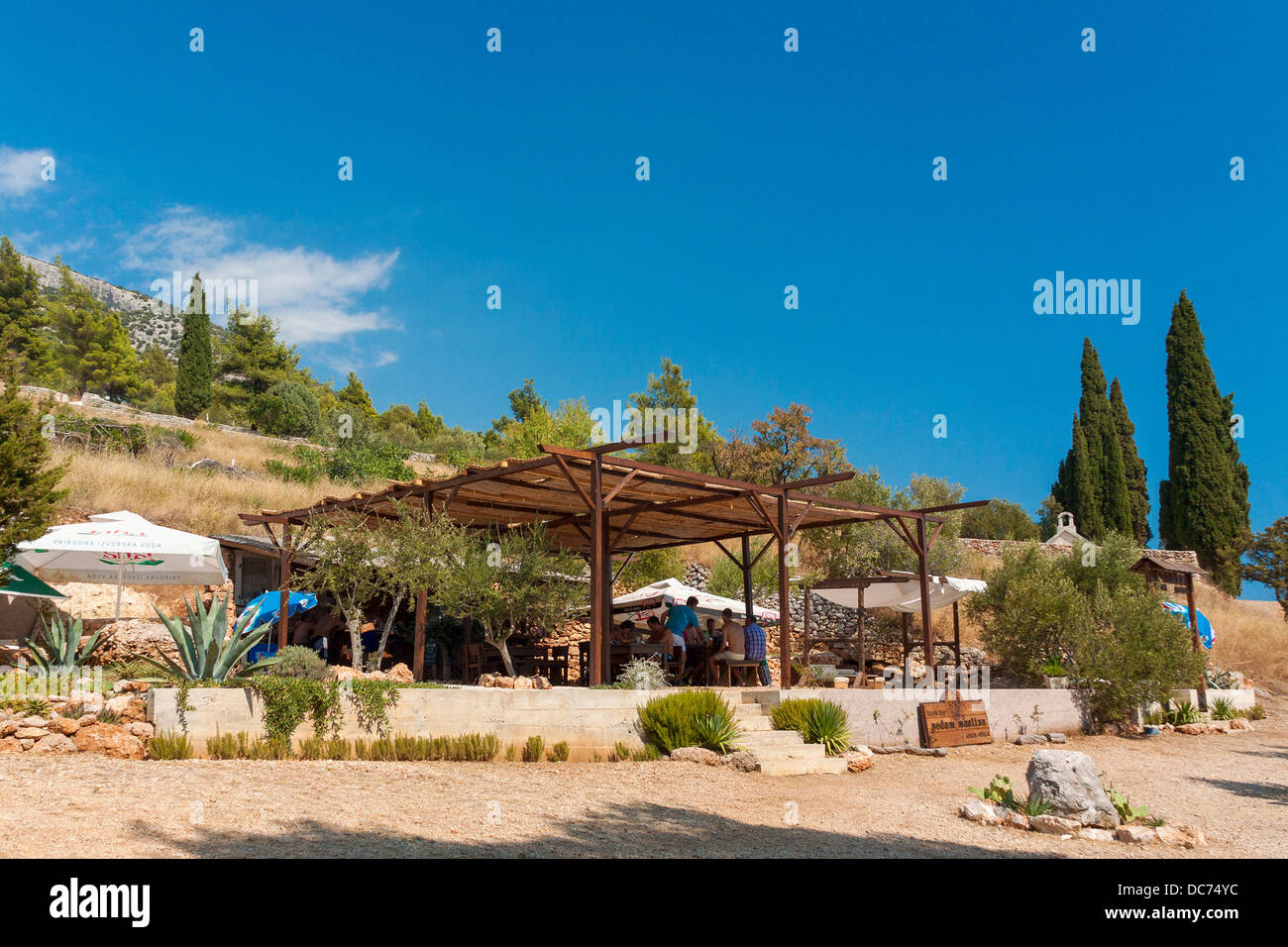 Sept olives bar de plage dans Murvica village, Croatie Banque D'Images