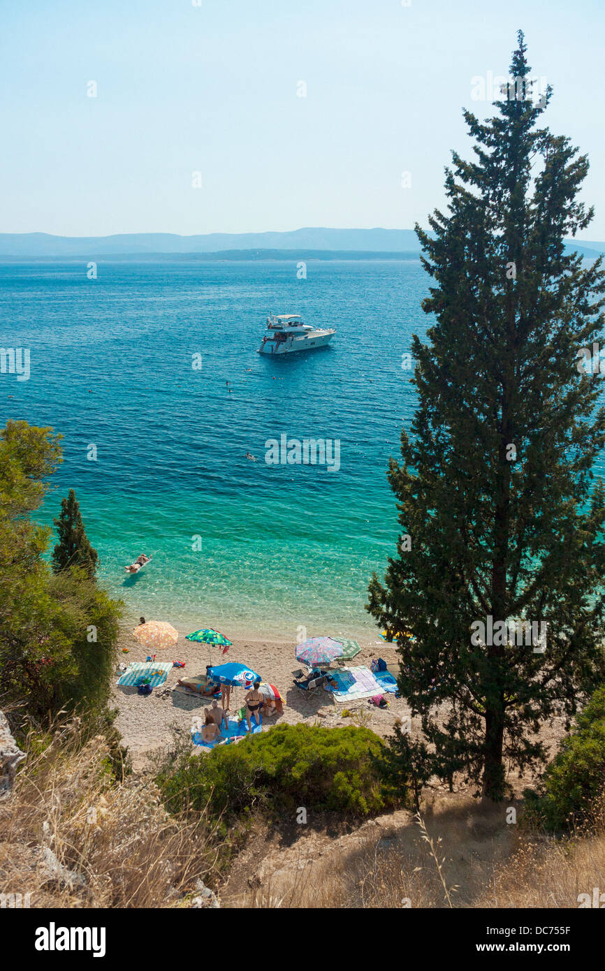 Les touristes sur Murvica village beach, Croatie Banque D'Images