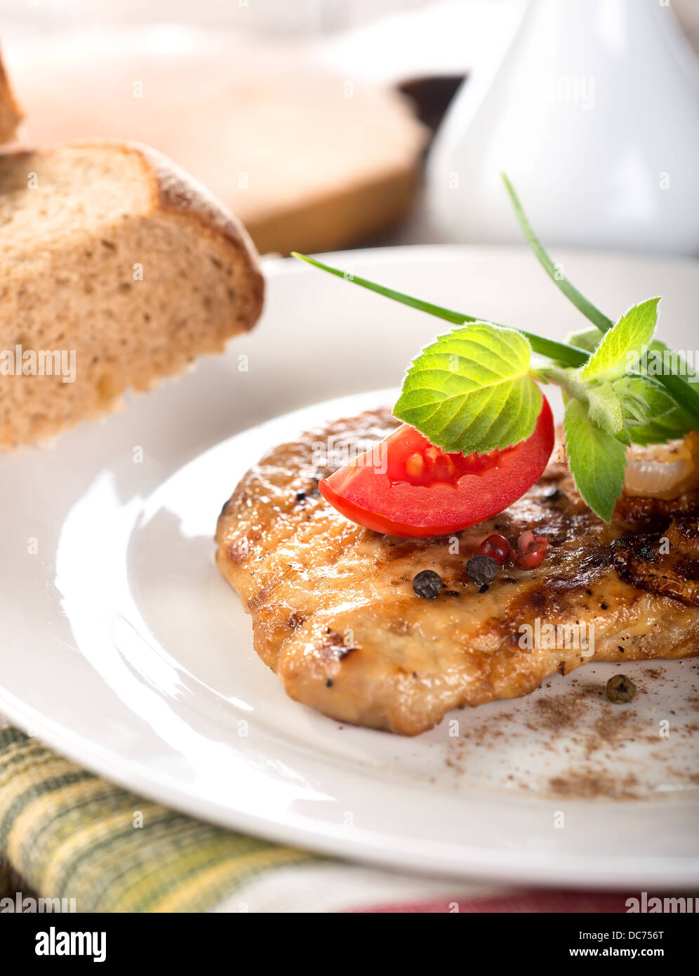 Nourrissant délicieux steak avec des légumes verts, et du pain Banque D'Images