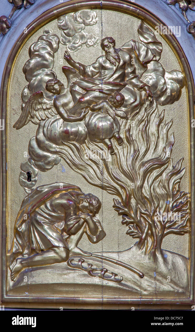 Vienne - 27 juillet : soulagement de Moïse et buisson ardent du tabernacle de l'autel latéral à l'église Maria Treu du 18. 100. Banque D'Images