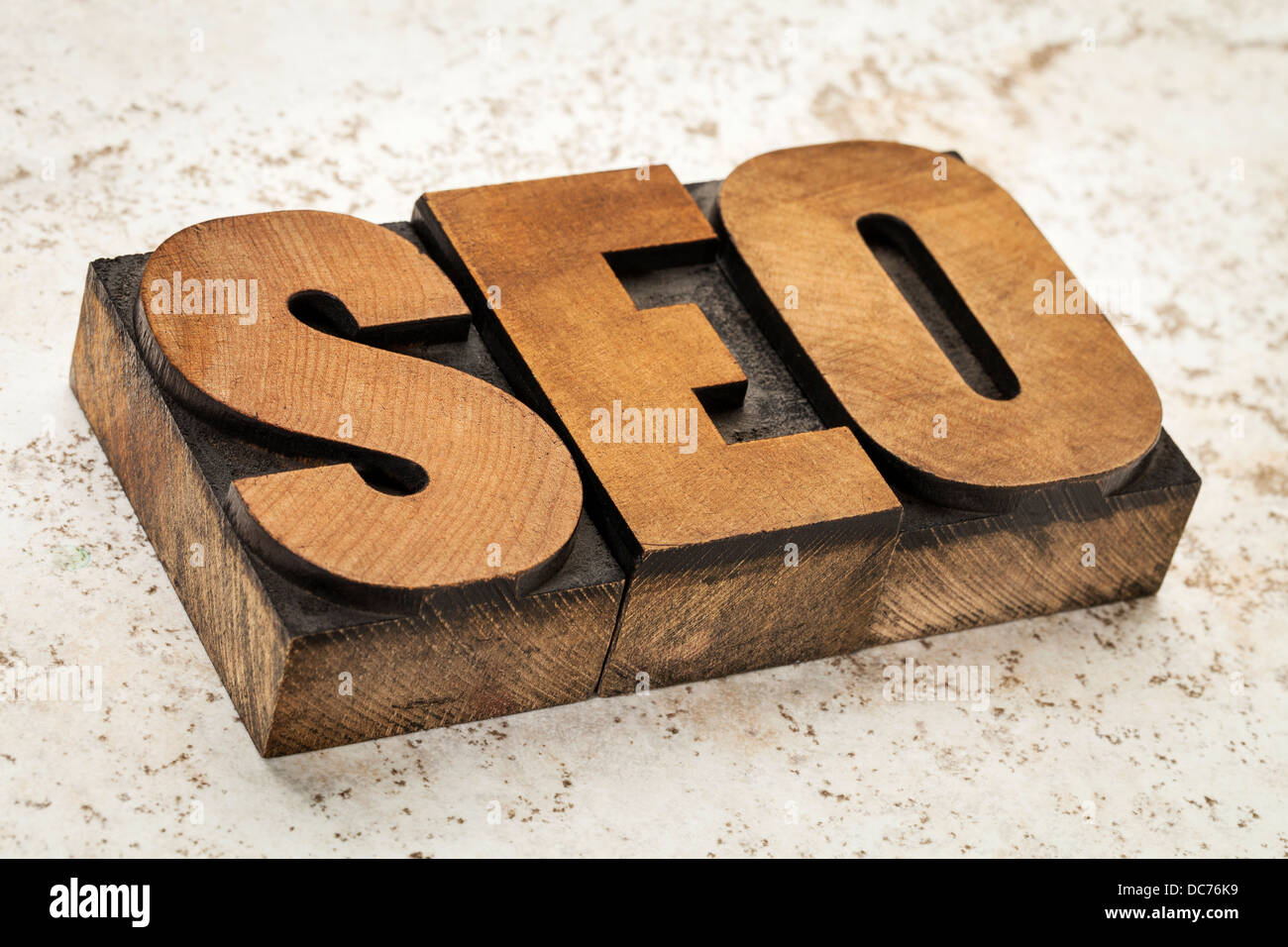 Acronyme de SEO (search engine optimization) - un mot dans la typographie vintage type de bois sur un fond de carreaux en céramique Banque D'Images
