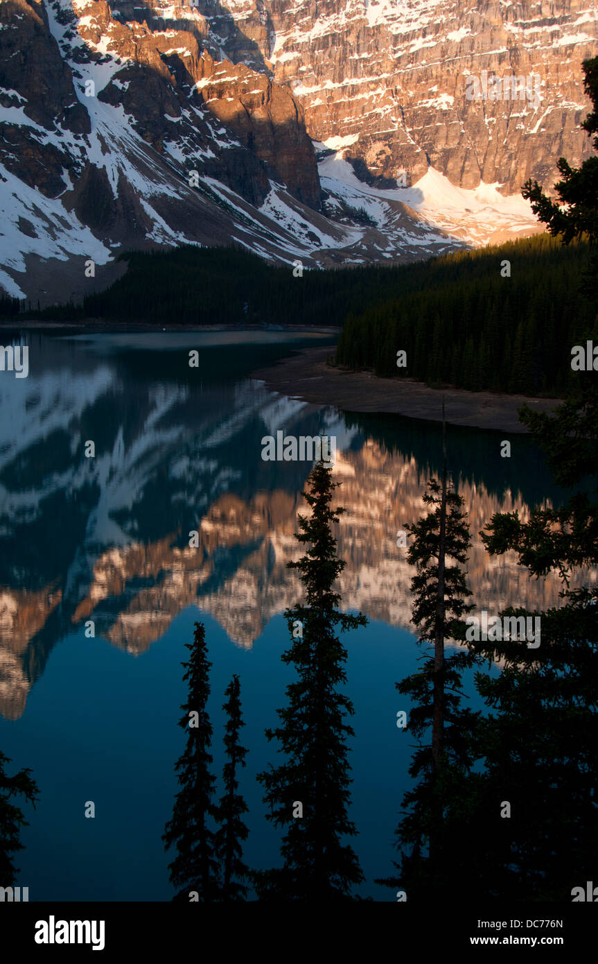 Dans la réflexion des pics Wenkchemna du sentier du lac Moraine Rockpile, Banff National Park, Alberta, Canada Banque D'Images