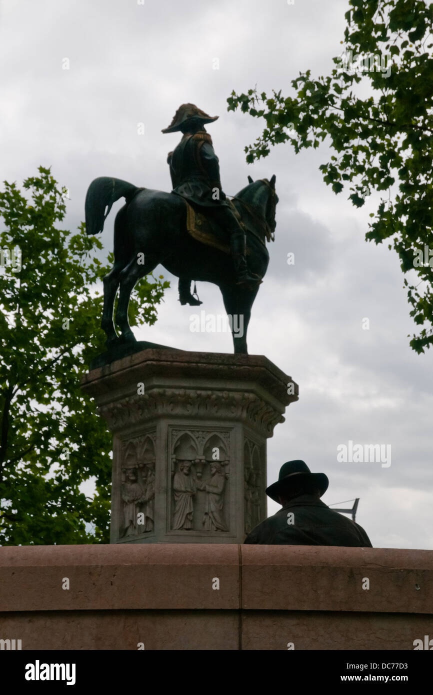 Deux personnages, un homme dans un chapeau assis sur un banc à côté de la statue, Genève, Suisse, Europe Banque D'Images