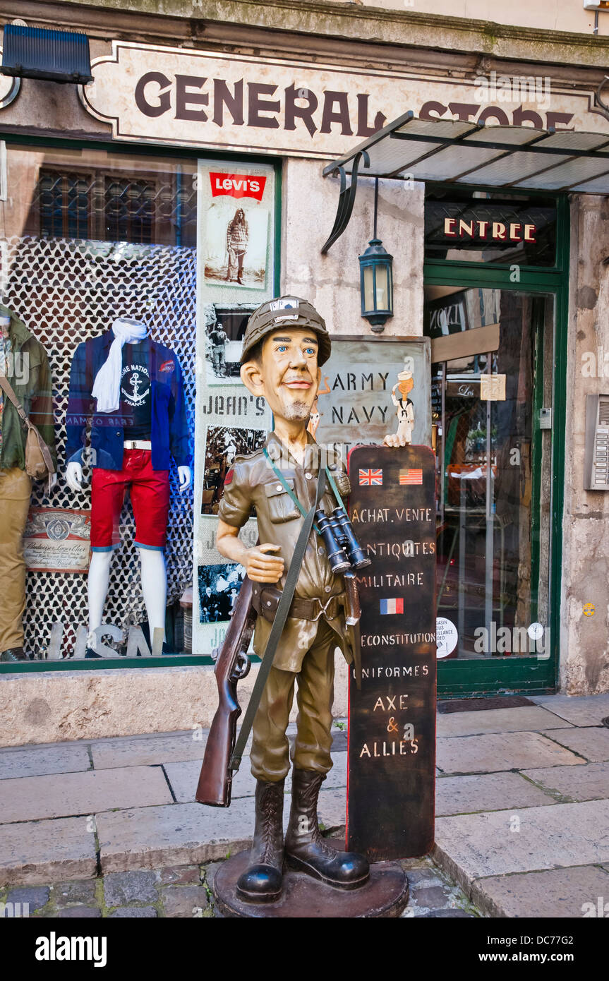 Faux d'un soldat américain de la Seconde Guerre mondiale fois en face de magasin général, Lyon, France, Europe Banque D'Images