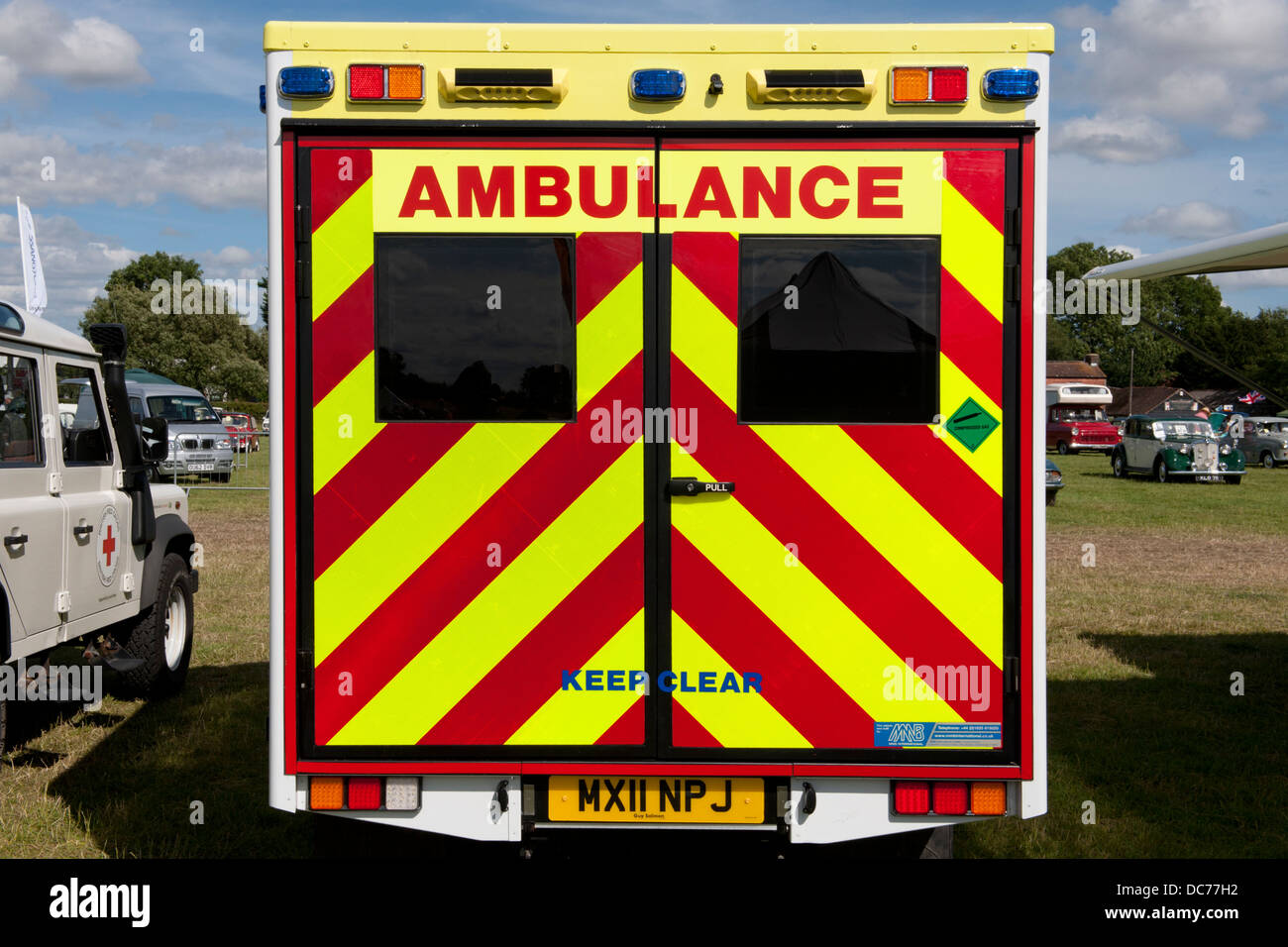 Vue arrière d'une ambulance au Royaume-Uni avec des chevrons rouges et jaunes Banque D'Images