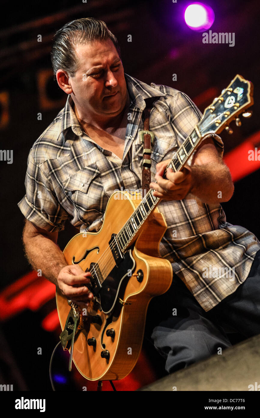 Senigallia, Italie. 9 Août, 2013. Jamboree d'été 6e jour [International Festival 60's revival Rock & Roll] Les Paladins à l'exécution de la scène principale dans le Foro Annonario, Senigallia, Italie le Août 09, 2013. Credit : Valerio Agolino/Alamy Live News Banque D'Images