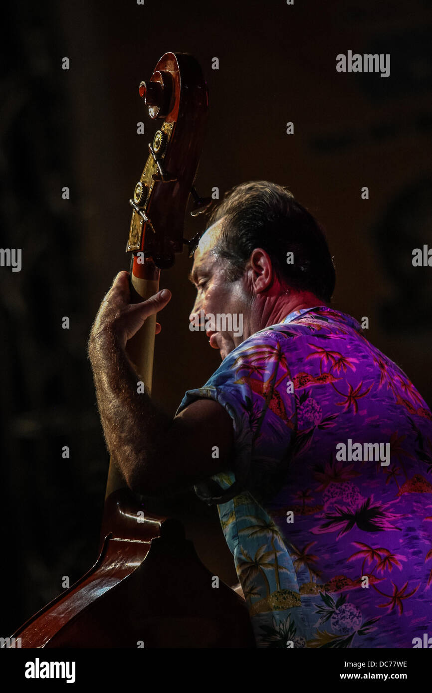 Senigallia, Italie. 9 Août, 2013. Jamboree d'été 6e jour [International Festival 60's revival Rock & Roll] Les Paladins à l'exécution de la scène principale dans le Foro Annonario, Senigallia, Italie le Août 09, 2013. Credit : Valerio Agolino/Alamy Live News Banque D'Images