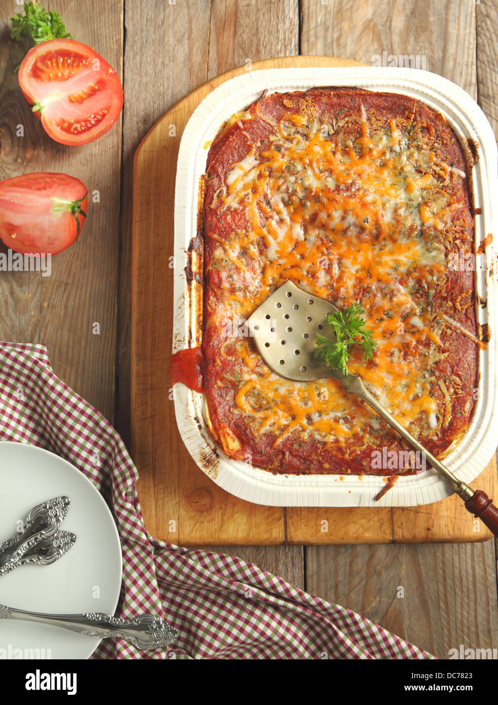 Lasagne à la viande italienne dans le plat de cuisson Banque D'Images