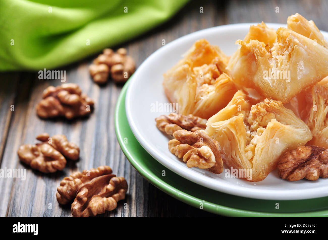 L'arabe turc traditionnel dessert - baklava au miel et noix Banque D'Images