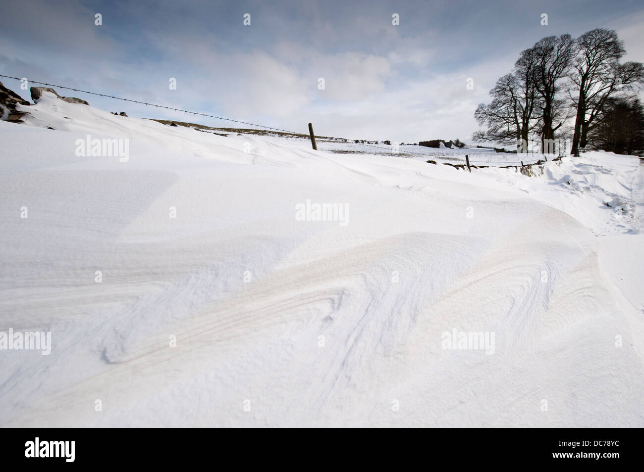 Dans les modèles à Snowdrift arrière d'un mur de pierres sèches après tempête, Cumbria, Royaume-Uni Banque D'Images