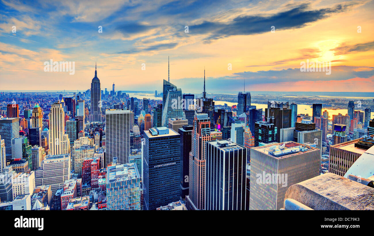 La ville de New York, USA midtown skyline at Dusk. Banque D'Images