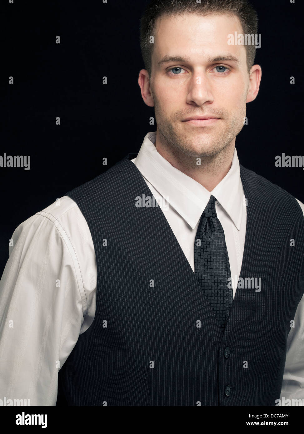 Jeune homme d'une chemise blanche, gilet et cravate Photo Stock - Alamy