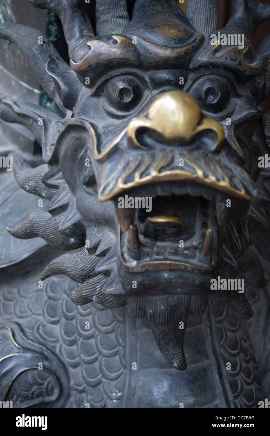 Dragon statue en bronze, Vieille Ville, Shanghai, Chine Banque D'Images