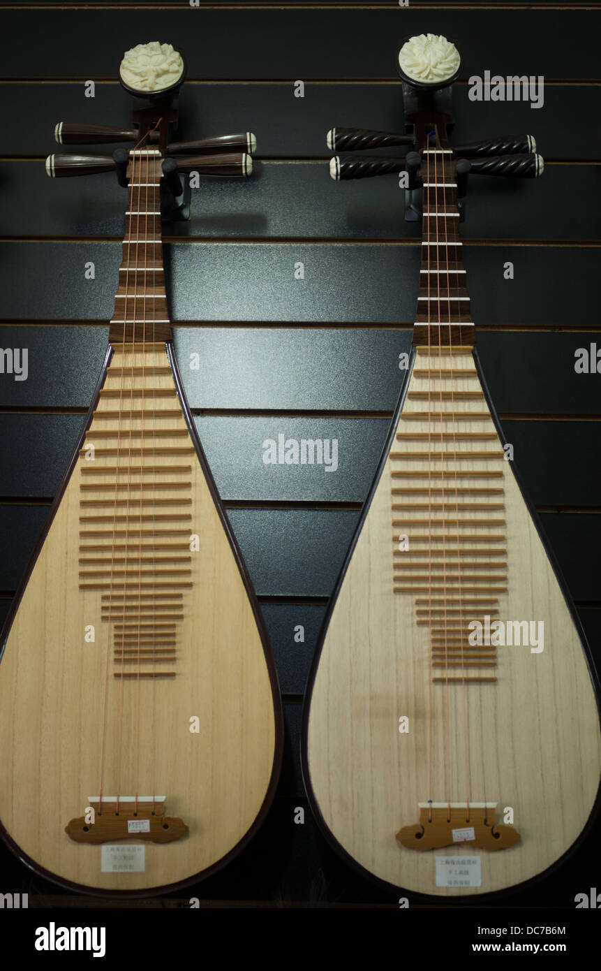 Pi Pa instruments sur la vente dans un magasin de musique à Shanghai en Chine. Banque D'Images