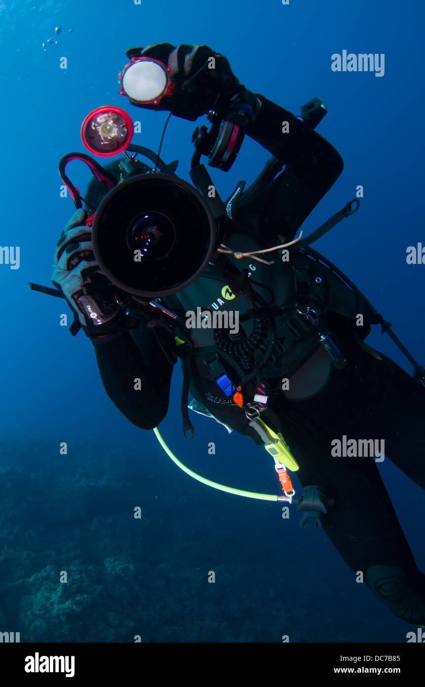 Photographe plongeur autonome de prendre des photos sous l'eau, Cap Maeda, Okinawa Banque D'Images