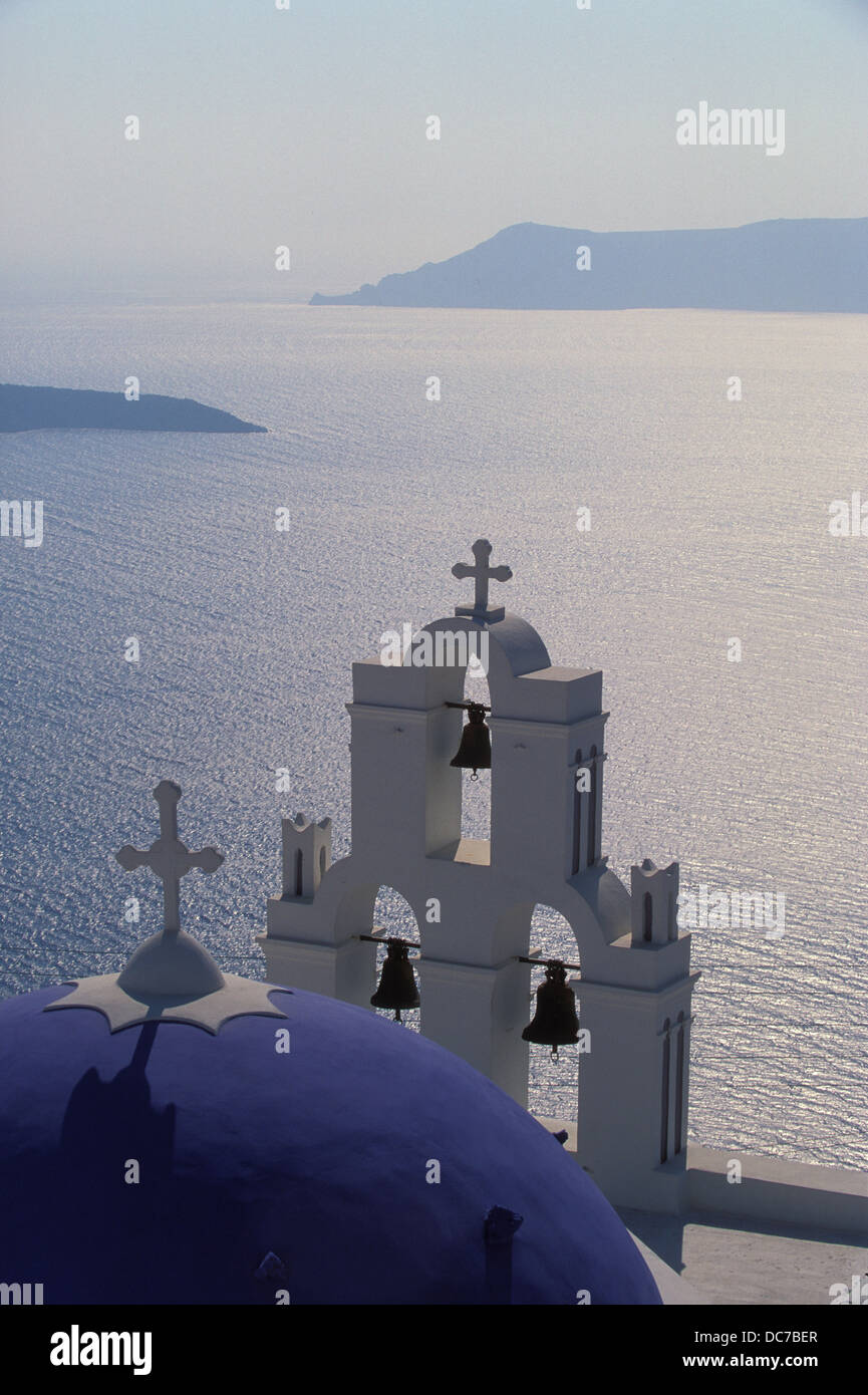 Église catholique de Santorin Fira Grèce vue volcanique spectaculaire volcan océan vista attraction Egée Méditerranée destination Banque D'Images