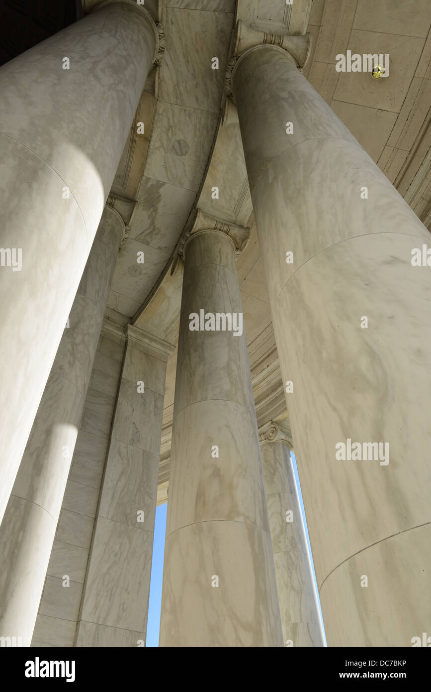 Piliers pour symboliser le droit, l'éducation et l'alimentation Banque D'Images