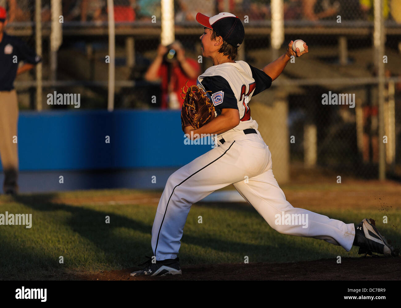 10 août 2013 - Bristol, Connecticut, USA - Samedi 10 Août 2013 : Westport, CT pitcher Tchad Knight (27) lance un lancer dans la deuxième manche au cours de la Nouvelle Angleterre 2013 Championnat Régional à l'A. Bartlett Giamatti Little League Management Training Centre à Bristol, Connecticut. Westport a gagné dans un match serré sur Lincoln RI 1-0, à l'avance et jouer dans la Little League World Series à Williamsport, PA la semaine prochaine. Bill Shettle / Cal Sport Media Banque D'Images