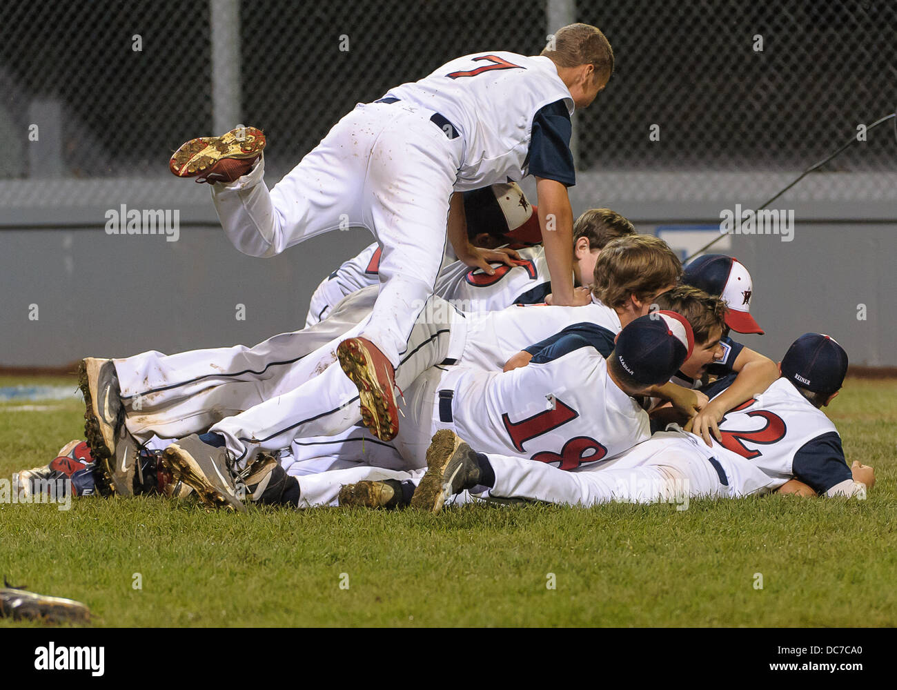 10 août 2013 - Bristol, Connecticut, USA - Samedi 10 Août 2013 : Westport dvd Charlie pavillon (7) saute sur sa pile de coéquipiers célèbrent leur victoire sur Lincoln, RI 1-0 et gagner la Nouvelle Angleterre 2013 Championnat Régional à l'A. Bartlett Giamatti Little League Management Training Centre à Bristol, Connecticut. Westport a gagné dans un match serré sur Lincoln RI 1-0, à l'avance et jouer dans la Little League World Series à Williamsport, PA la semaine prochaine. Bill Shettle / Cal Sport Media Banque D'Images