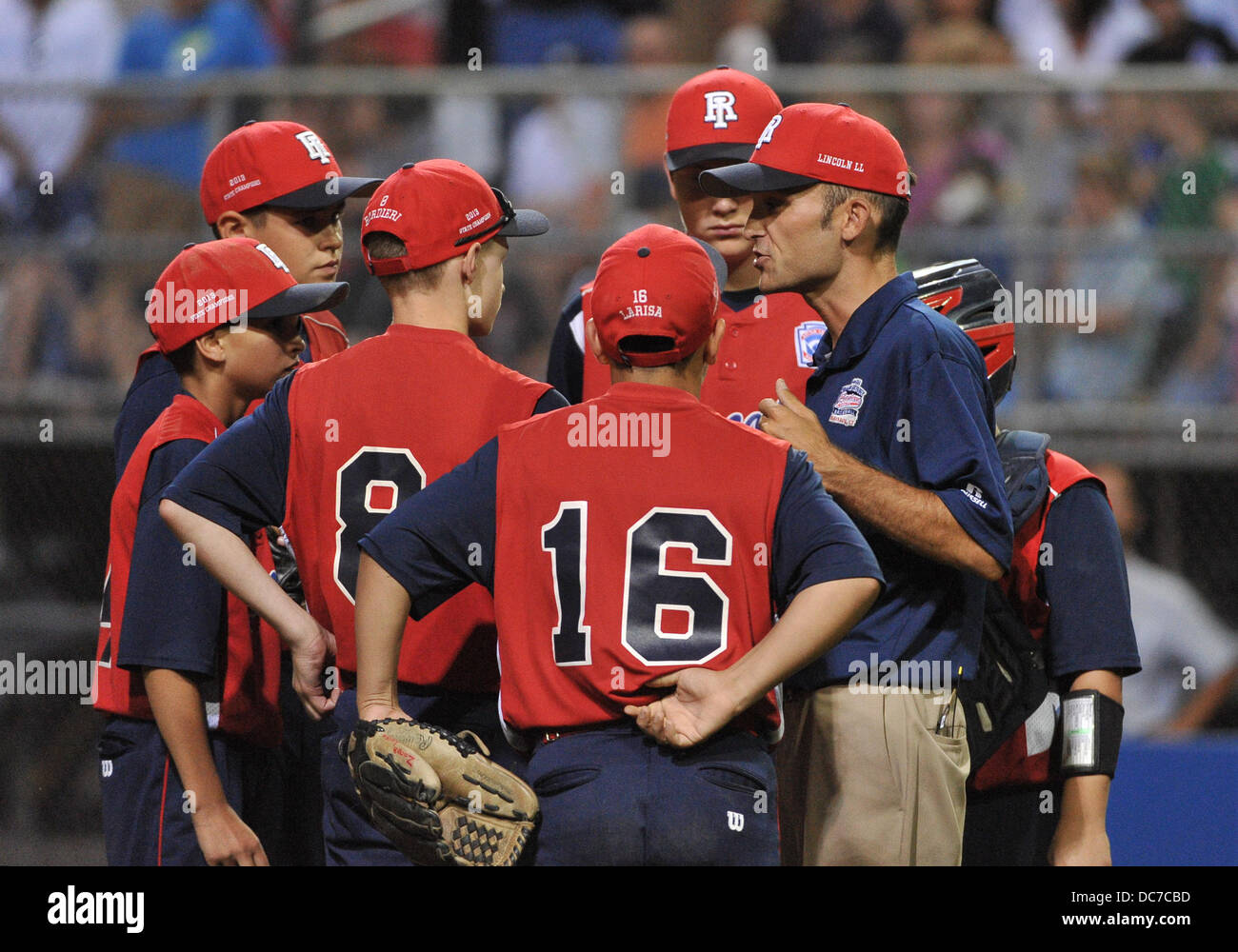 10 août 2013 - Bristol, Connecticut, USA - Samedi 10 Août 2013 : Lincoln manager Matthew Netto parle stratégie pour ses joueurs dans la cinquième manche au cours de la Nouvelle Angleterre 2013 Championnat Régional à l'A. Bartlett Giamatti Little League Management Training Centre à Bristol, Connecticut. Westport a gagné dans un match serré sur Lincoln RI 1-0, à l'avance et jouer dans la Little League World Series à Williamsport, PA la semaine prochaine. Bill Shettle / Cal Sport Media Banque D'Images