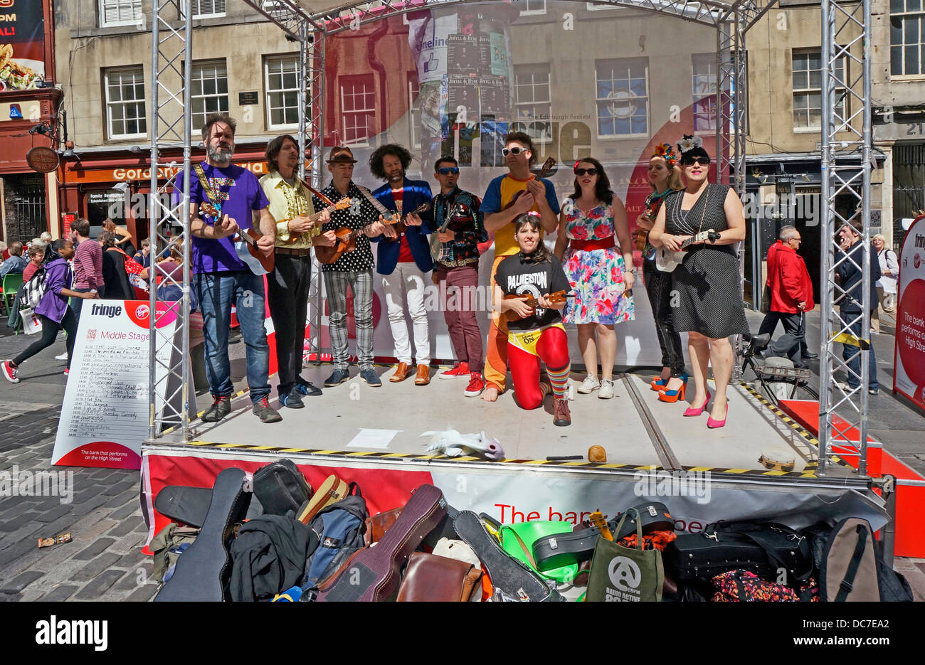 Ukulele Orchestra International de Wellington la promotion de l'afficher dans le Royal Mile Edinburgh au cours de l'Edinburgh Festival Fringe 2013 Banque D'Images