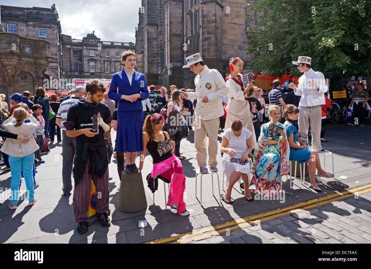 Fringe performers Quatrième Monkey la promotion de spectacles dans le Royal Mile Edinburgh au cours de l'Edinburgh Festival Fringe 2013 Banque D'Images