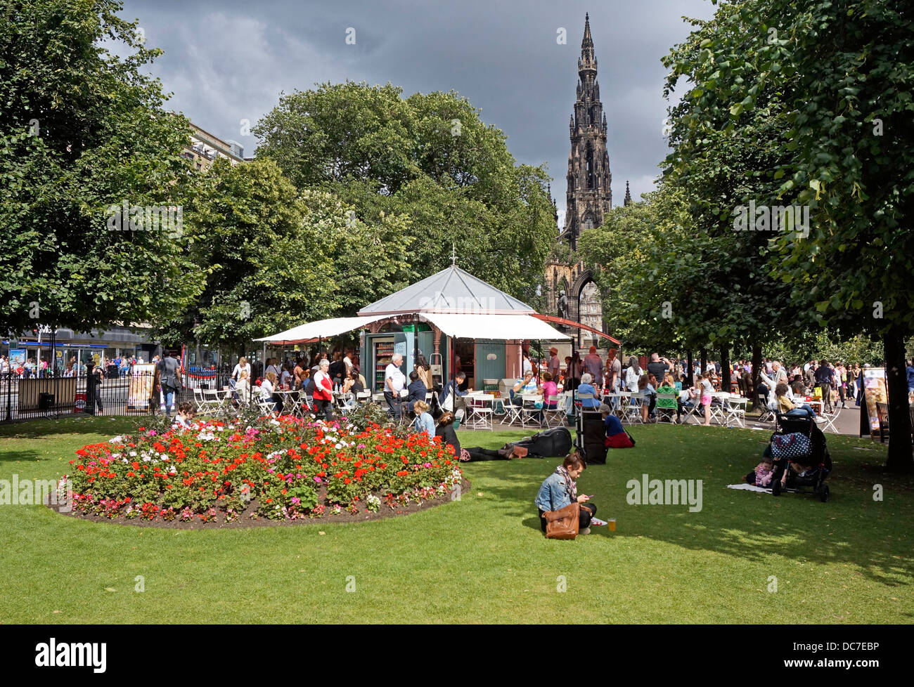 Compte tenu de l'août Scott Monument à l'Est des jardins de Princes Street et à l'extérieur de la nourriture et des boissons à disposition pendant le Festival d'Edimbourg Banque D'Images