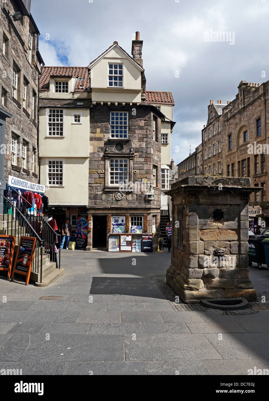 John Knox House & the Scottish Storytelling Centre dans High Street Le Royal Mile Edinburgh Scotland & le puits Netherbow (R) Banque D'Images