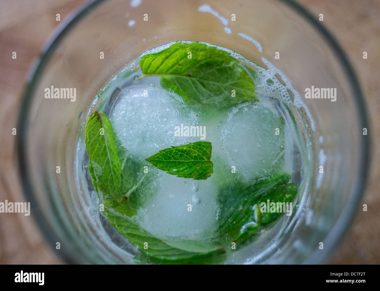 Cocktail Mojito avec glace et menthe Banque D'Images