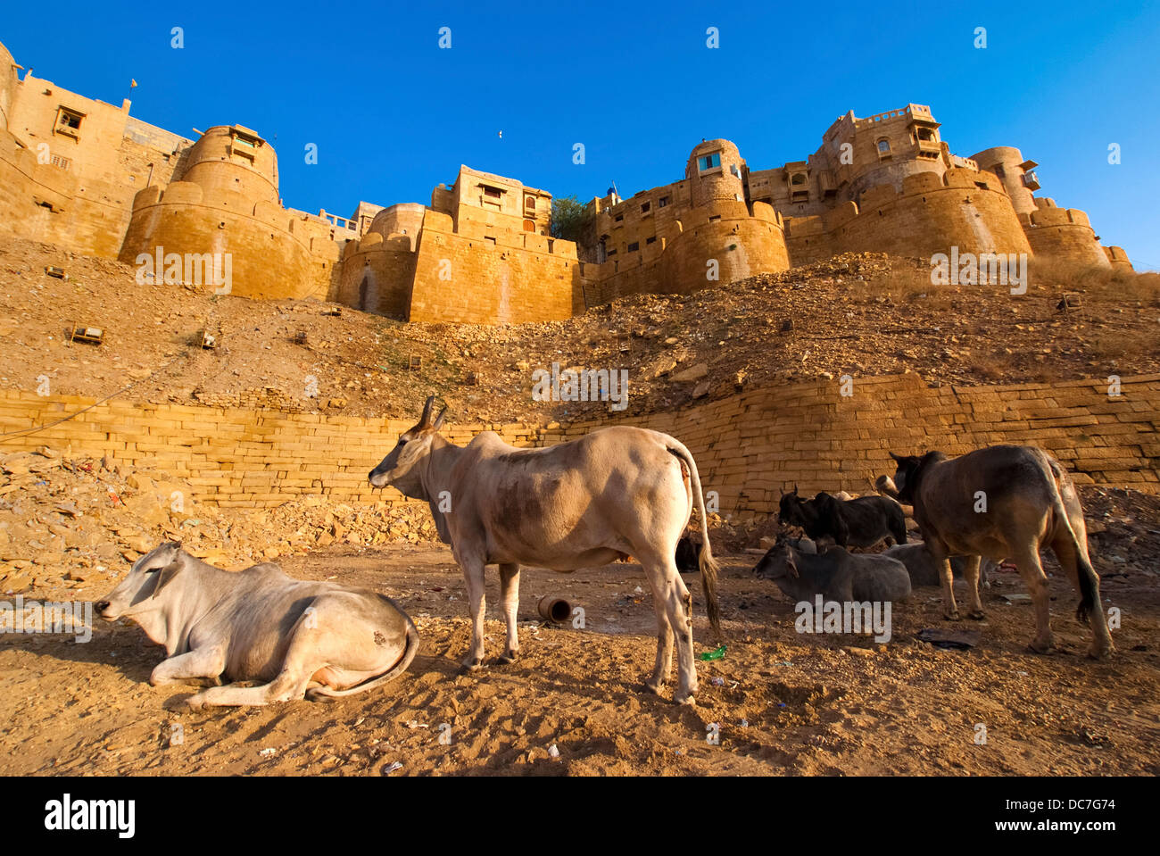 Fort de Jaisalmer montrant les trois murs en pierre de sable et le bastion abrite Banque D'Images