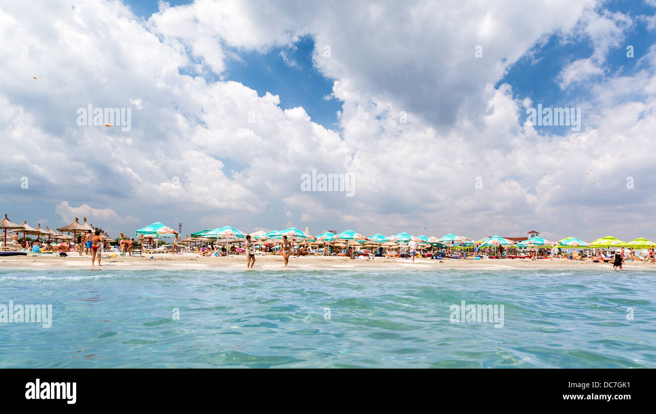 Les nuages blancs et bleu ciel au-dessus d'une plage de sable Banque D'Images