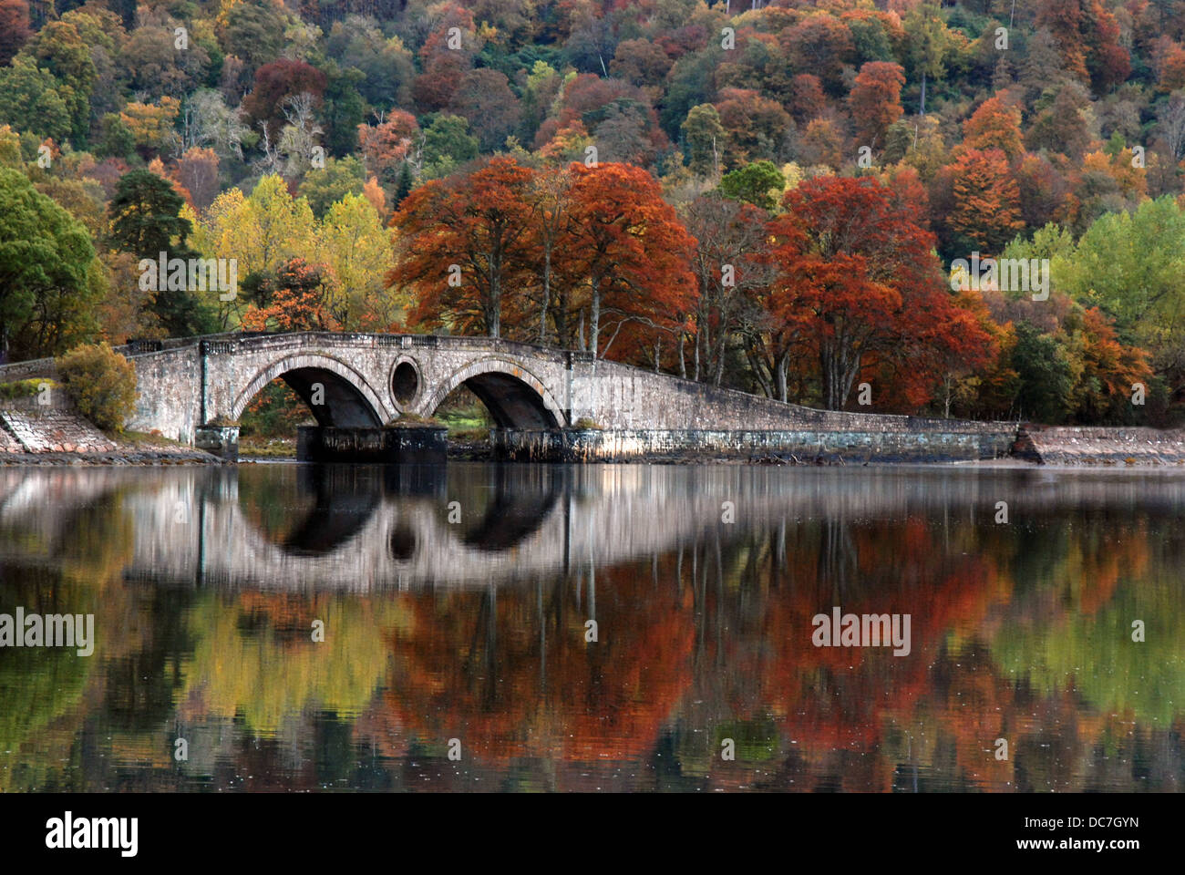 Inverary bridge en automne - Ecosse Banque D'Images