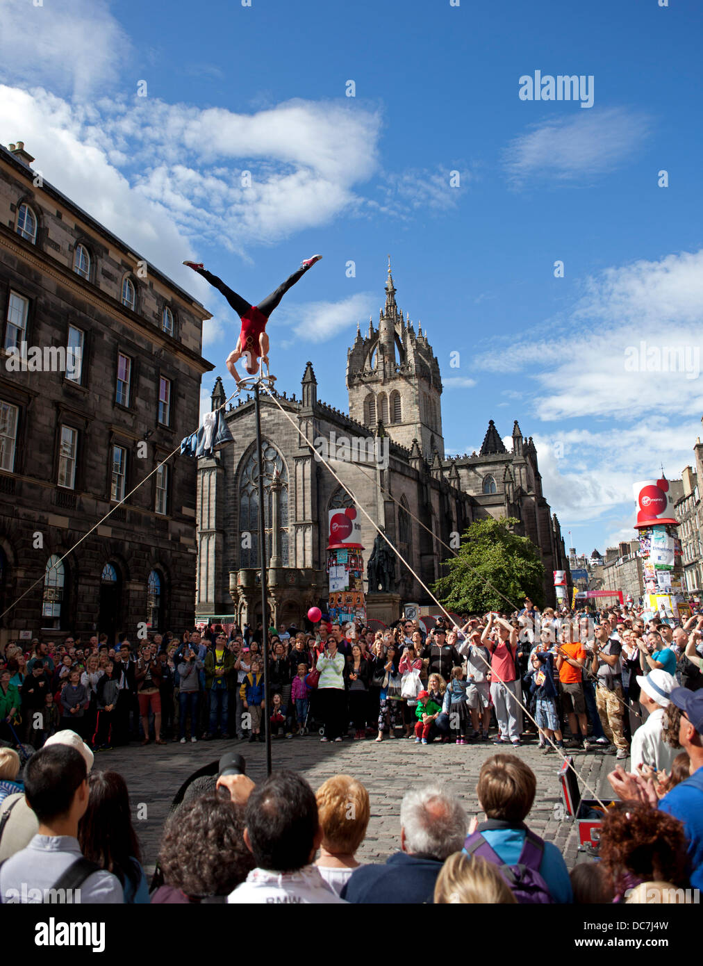 Edinburgh, Royaume-Uni. Août 11, 2013. Un large public rassembler au soleil sur Edinburgh's Royal Mile d'être amusé par le très habile de spectacles de rue au cours de l'Edinburgh Festival Fringe. Banque D'Images