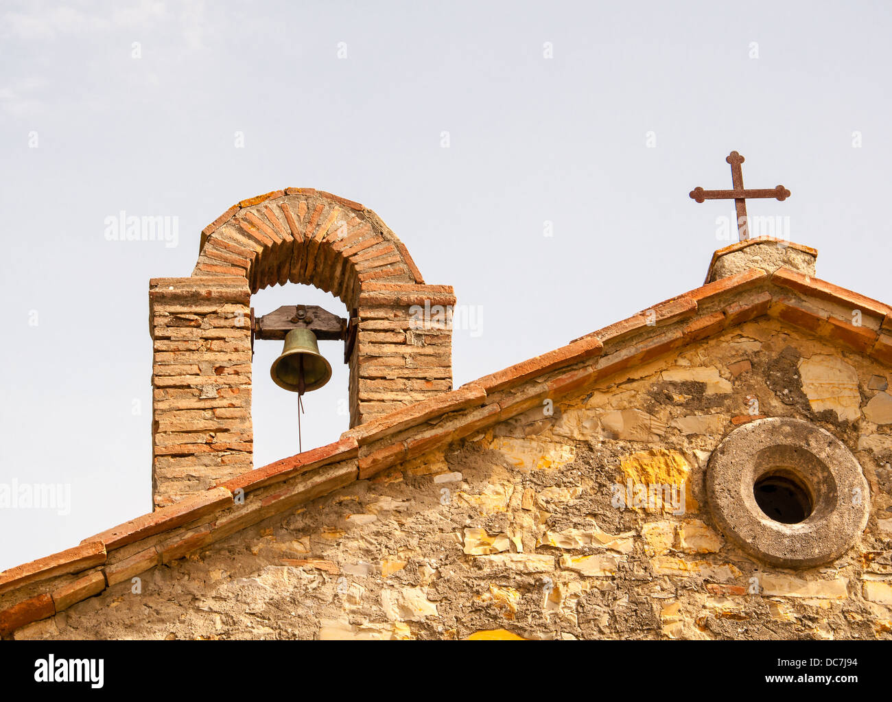 Petite chapelle en pierre en toscane, italie Banque D'Images