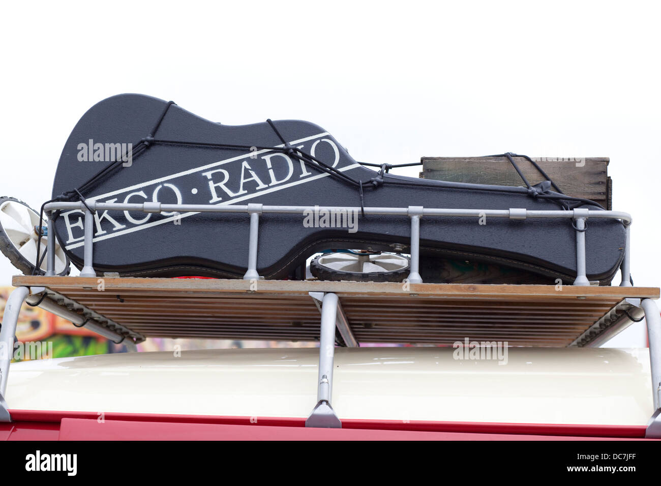 Galerie de toit avec une radio Ekco étui à guitare sur un camping-car Volkswagen Banque D'Images