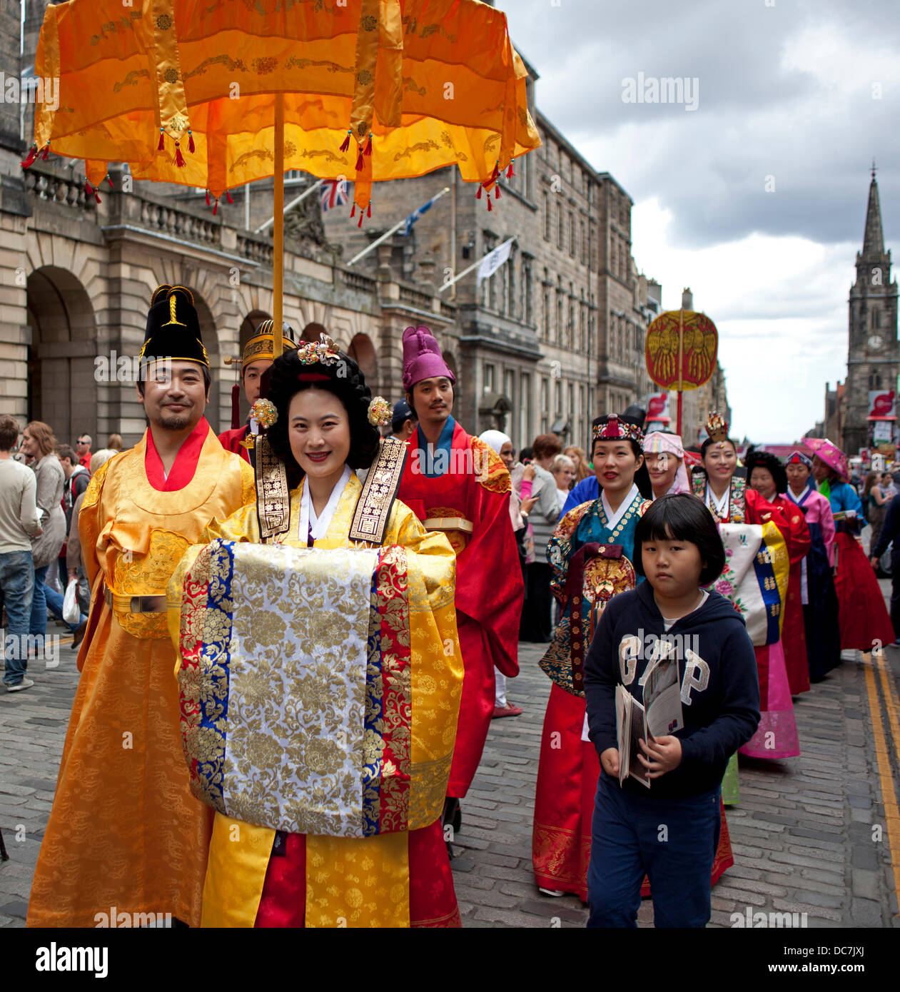 Édimbourg, Royaume-Uni. 11 août 2013. Edinburgh Fringe Festival, Korean folklore Group 'Coreyah' fait la promotion de leur spectacle dans Royal Mile Banque D'Images