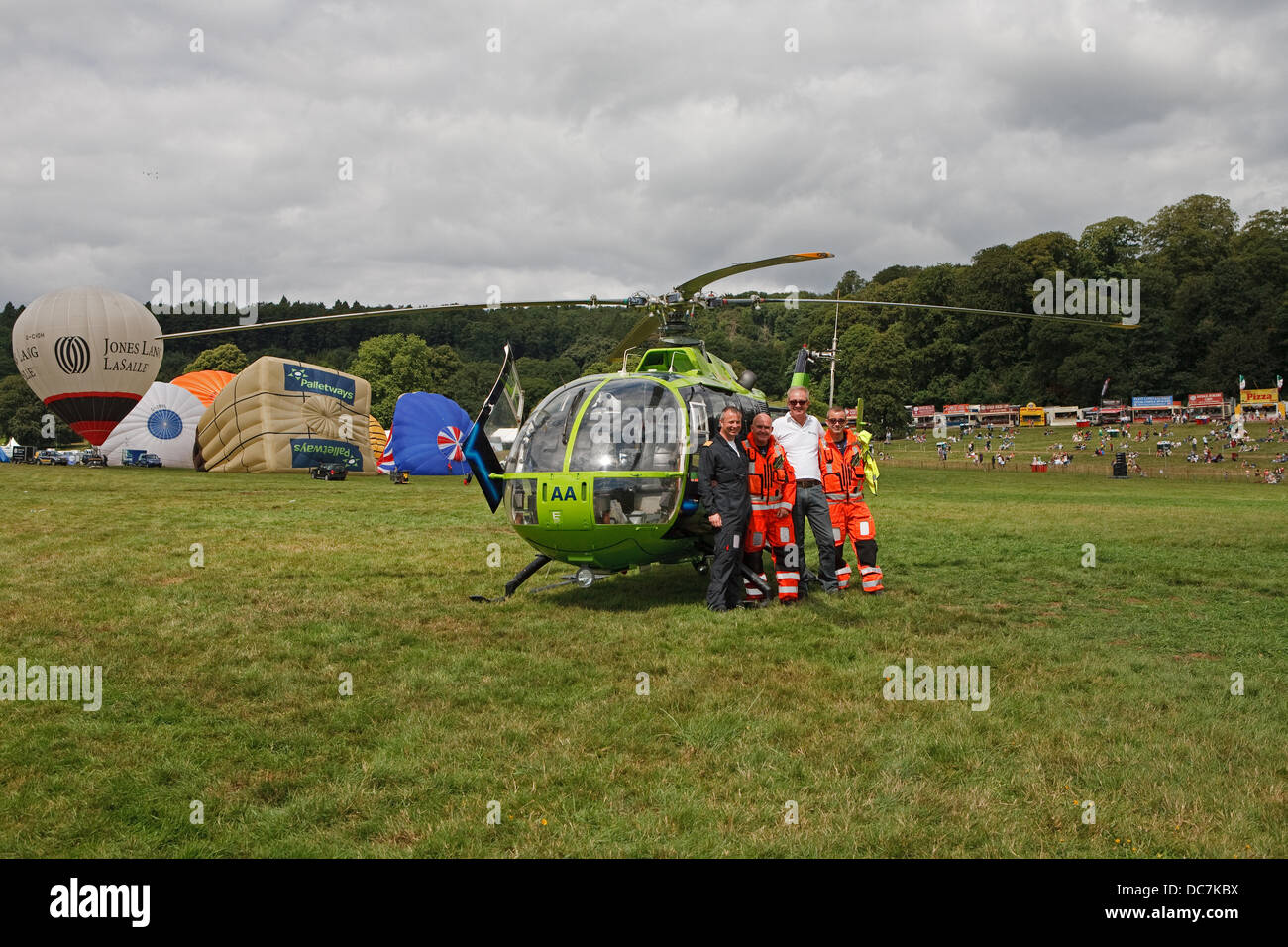 Bristol, UK.10e aout 2013. La Great Western Air Ambulance crew ,John Bainland Country NHS de paramédic de soins critiques pose à la 35e Bristol International Balloon Fiesta Crédit : Keith Larby/Alamy Live News Banque D'Images