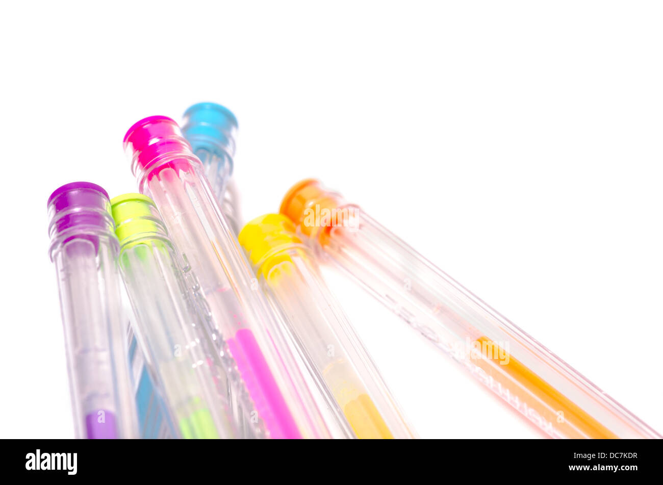Close-up of fluorescent de couleur en plastique stylos à bille sur fond blanc Banque D'Images