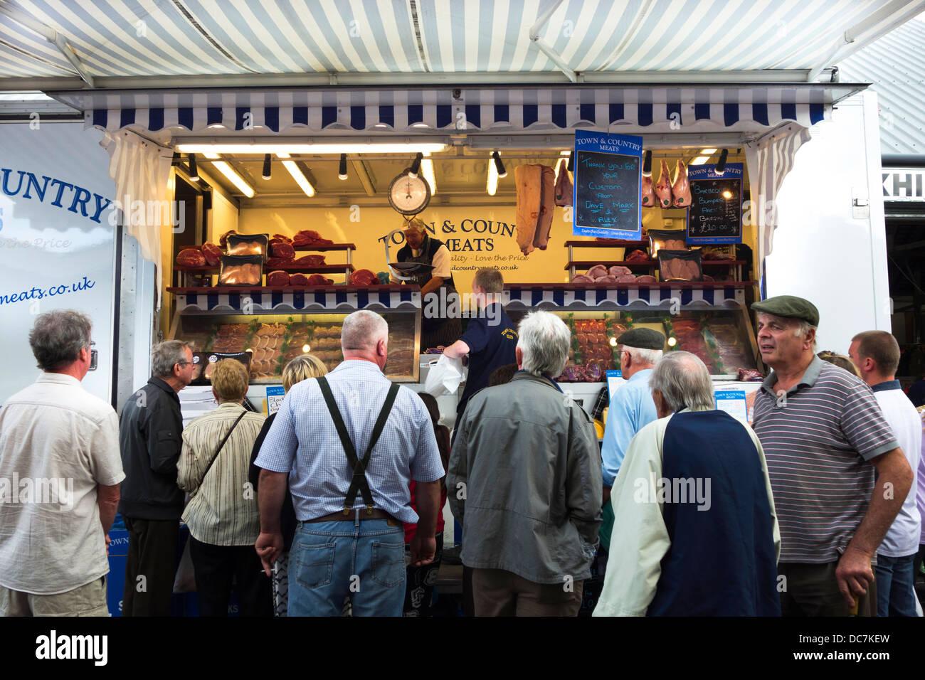 Un boucher mobile au marché de Melton Mowbray, Leicestershire, Angleterre, Royaume-Uni Banque D'Images