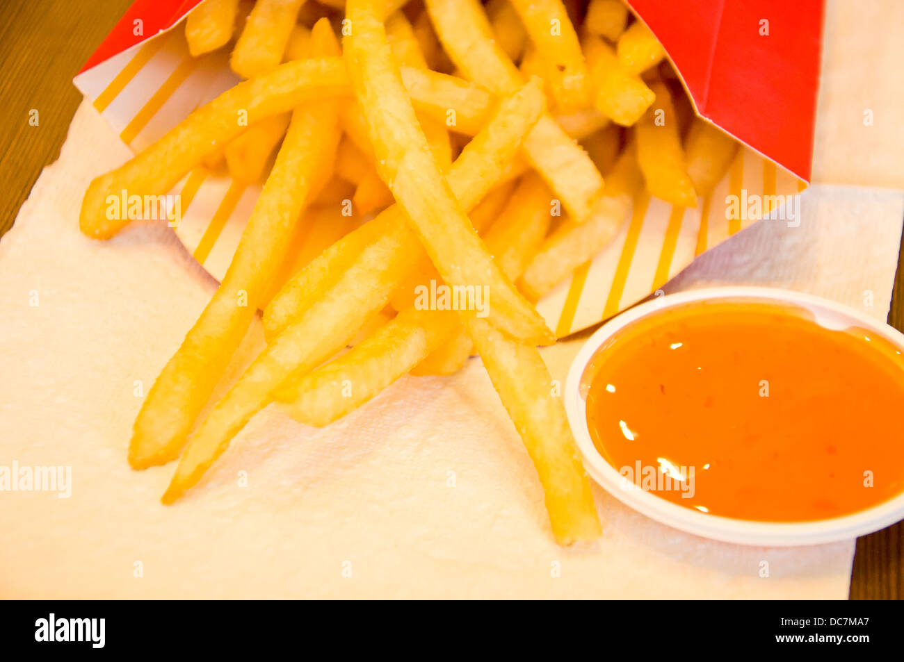 Frites avec sauce chili Banque D'Images