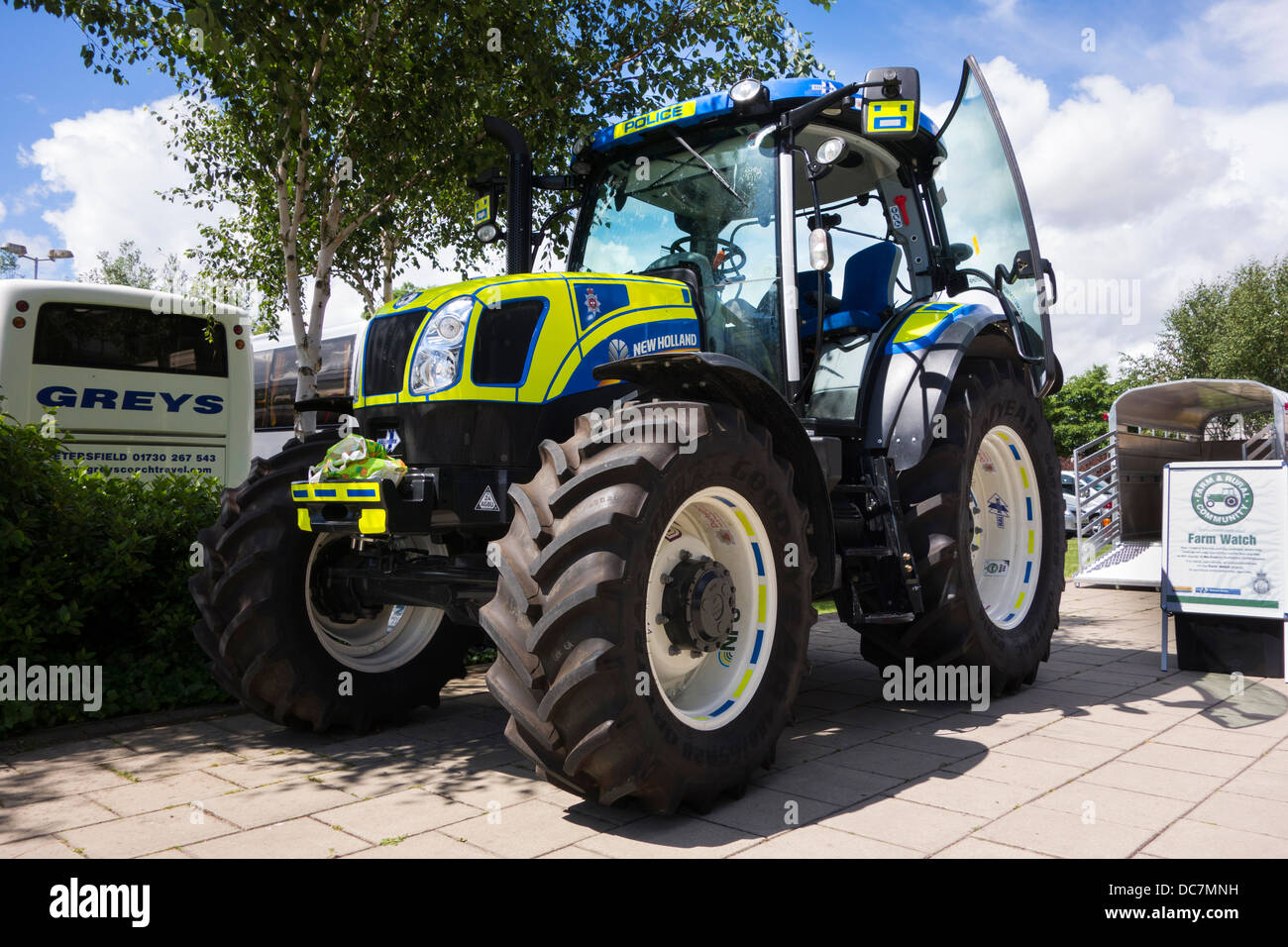 Une police de New Holland tracteur la promotion du Derbyshire Constabulary Farm Watch Projet au marché de bétail de Bakewell. Banque D'Images