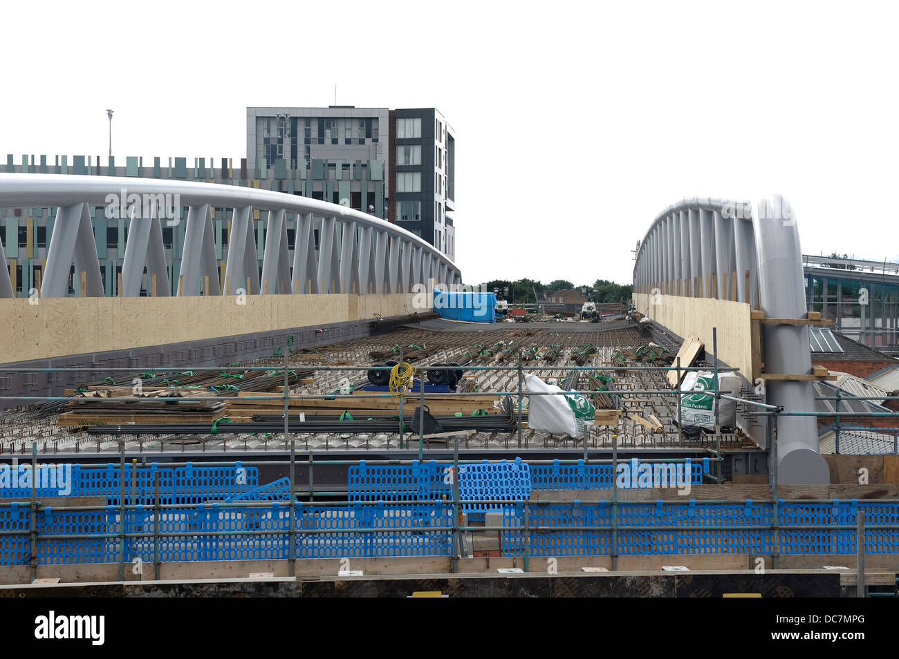 Le Pont de l'amitié de Karlsruhe en construction pour l'extension du réseau de tramway de Nottingham est à Chilwell et Clifton Banque D'Images